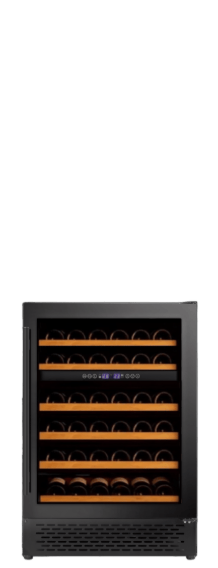 Een zwarte wijnklimaatkast met zes houten plateaus, elk met meerdere flessen wijn. Het frontpaneel heeft een digitaal display en bedieningsknoppen.