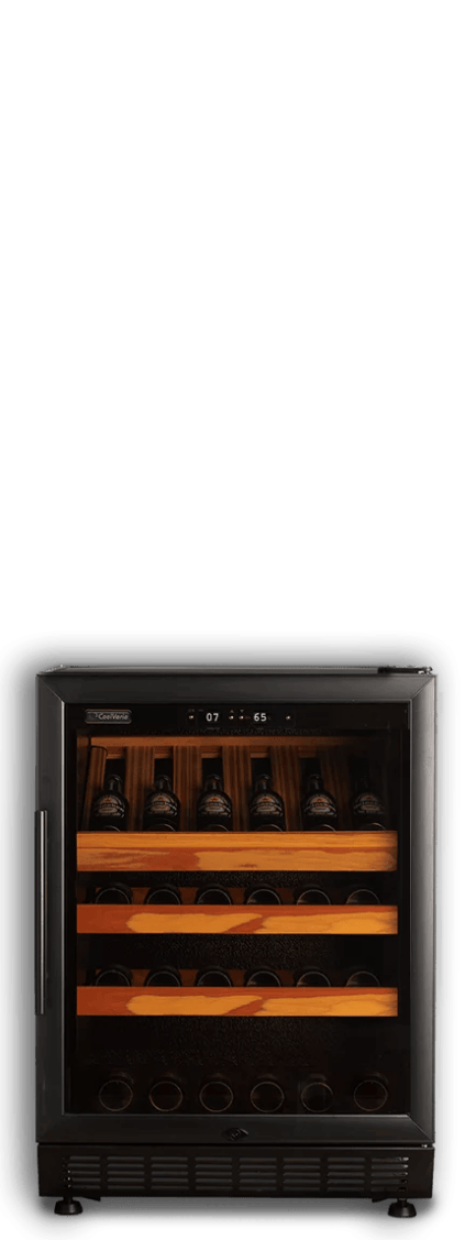 Een bierbewaarkast met een glazen deur, met daarin twee plateaus (standaard zijn het 3 stuks) gevuld met flessen, digitale temperatuurregeling bovenaan zichtbaar.